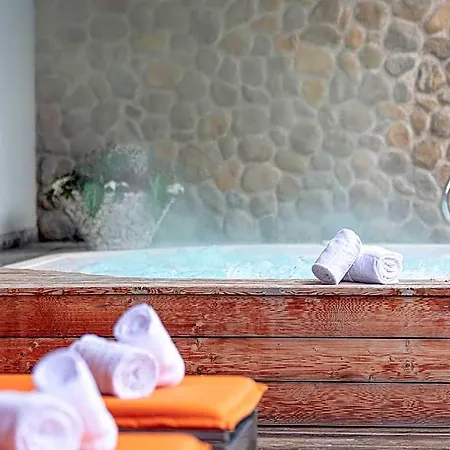호텔 New In Kitzbuhel With Wellness Area 2*